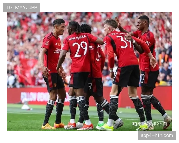 特写：前曼联主帅滕哈赫重返老特拉福德，与旧将拥抱致意