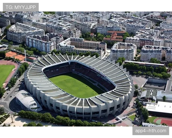 巴黎王子公园球场外,未能购票的球迷设立大型观赛区 巴黎王子公园球场外,未能购票的球迷设立大型观赛区